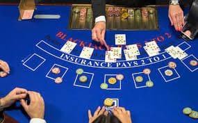 Tangkapan layar aplikasi mawar 633 menampilkan antarmuka live-dealer dengan pilihan blackjack, roulette, dan baccarat