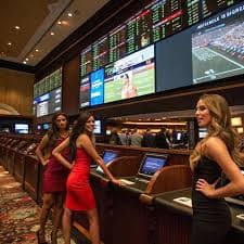 Dealer profesional mawar 633 membagikan kartu di meja Free Bet Blackjack